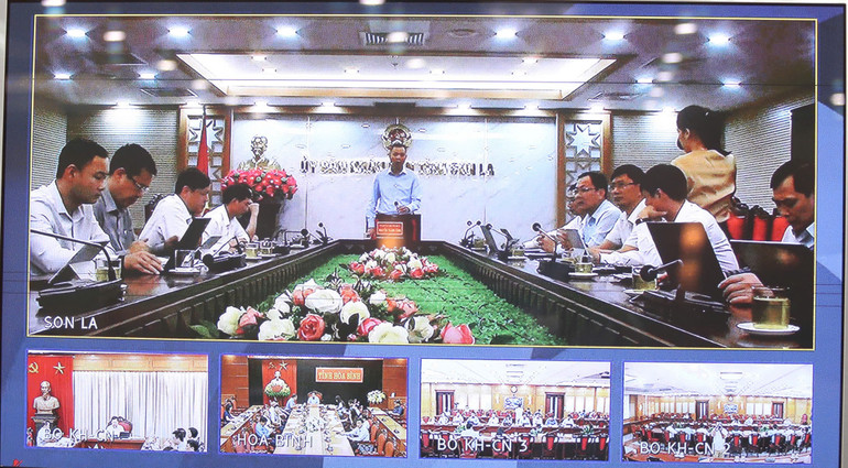 Ông Nguyễn Thành Công, Phó Chủ tịch Ủy ban nhân dân tỉnh Sơn La báo cáo tại buổi làm việc.