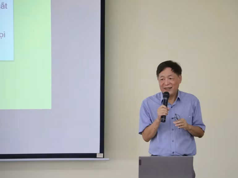 Phó Giáo sư, Tiến sĩ Phạm Hồng Dương trình bày bài giảng tại hội thảo.