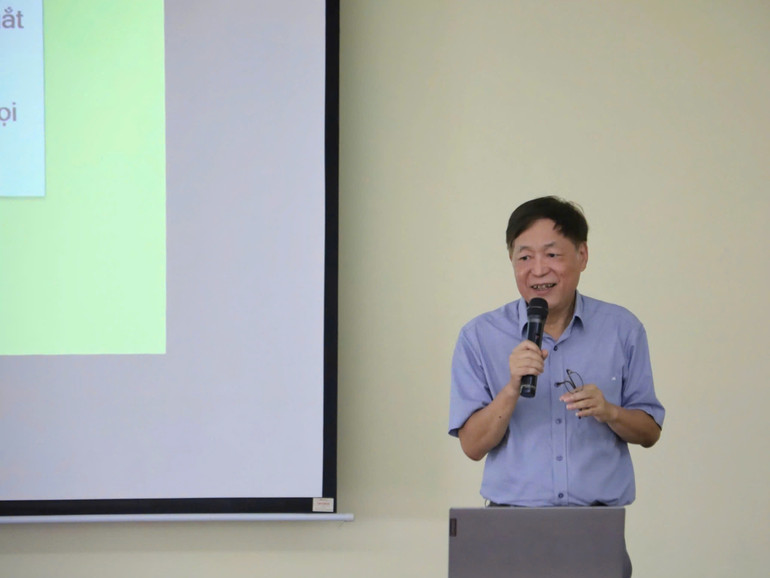 Phó Giáo sư, Tiến sĩ Phạm Hồng Dương trình bày bài giảng tại hội thảo.
