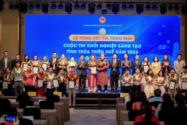 Toàn cảnh trao giải cho 13 ý tưởng, dự án khởi nghiệp sáng tạo xuất sắc.