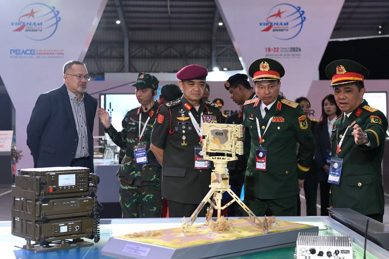 Giới thiệu các sản phẩm quân sự của Tổng Công ty Công nghiệp công nghệ cao Viettel tại triển lãm. Giới thiệu các sản phẩm quân sự của Tổng Công ty Công nghiệp công nghệ cao Viettel tại triển lãm.