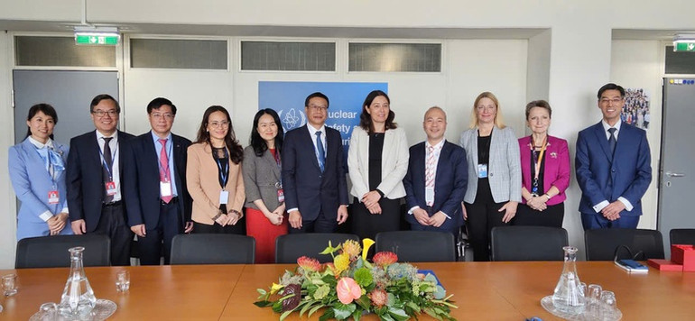 Đoàn Việt Nam làm việc với Phó Tổng Giám đốc IAEA Lydie Evrard và cán bộ của IAEA.
