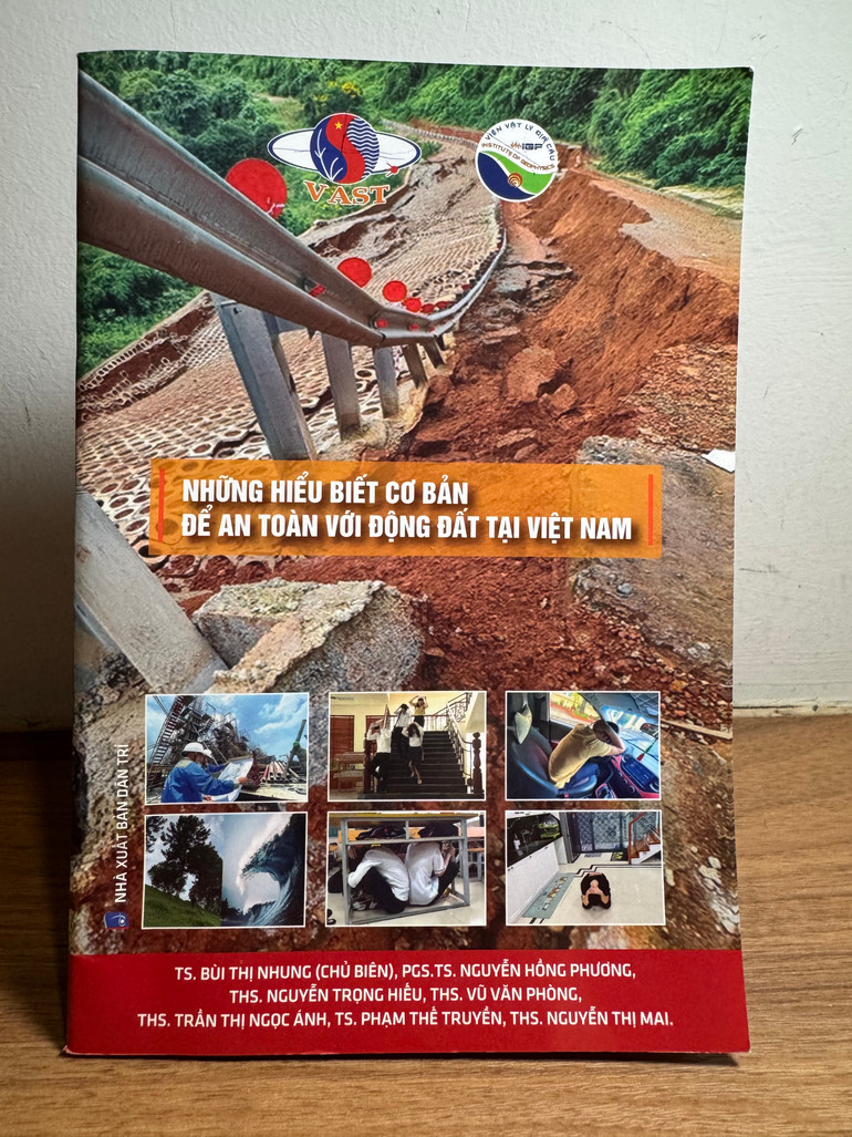 Cẩm nang tuyên truyền cách giảm thiểu rủi ro từ động đất do Trung tâm Báo tin động đất và Cảnh báo sóng thần xây dựng.