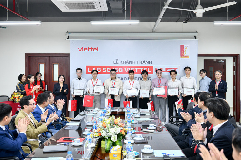 Viettel trao học bổng cao học phát triển tài năng nghiên cứu. Viettel trao học bổng cao học phát triển tài năng nghiên cứu.