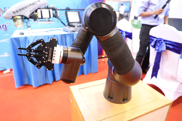 Sản phẩm robot phục vụ trong nhà máy công nghiệp. Sản phẩm robot phục vụ trong nhà máy công nghiệp.