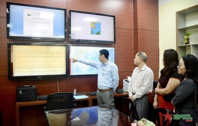 Theo dõi các trận động đất qua hệ thống Báo tin động đất. Theo dõi các trận động đất qua hệ thống Báo tin động đất.