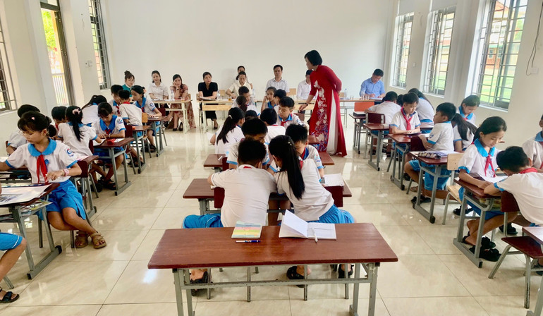 Một buổi sinh hoạt chuyên môn, bồi dưỡng giáo viên.