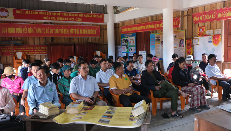 Người dân nghe hướng dẫn kỹ năng ứng phó động đất. Người dân nghe hướng dẫn kỹ năng ứng phó động đất.