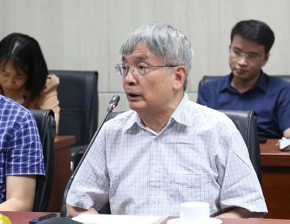 Giáo sư Ngô Việt Trung, Viện Hàn lâm Khoa học và Công nghệ Việt Nam phát biểu tại tọa đàm.