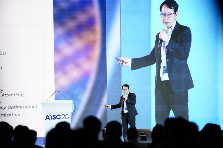 Tiến sĩ Bùi Hải Hưng, Giám đốc Viện nghiên cứu VinAI chia sẻ tại sự kiện.