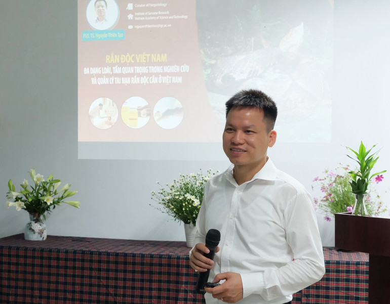 Phó Giáo sư, Tiến sĩ Nguyễn Thiên Tạo giảng tại lớp học.