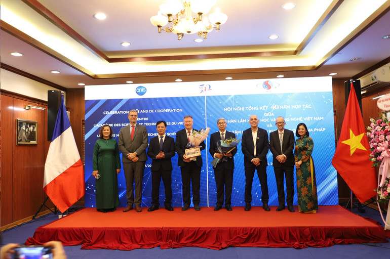 Lãnh đạo Viện Hàn lâm Khoa học và Công nghệ Việt Nam trao tặng Viện Hàn lâm Khoa học và Công nghệ Việt Nam trao tặng Kỷ niệm chương cho Giáo sư Antoine Petit.
