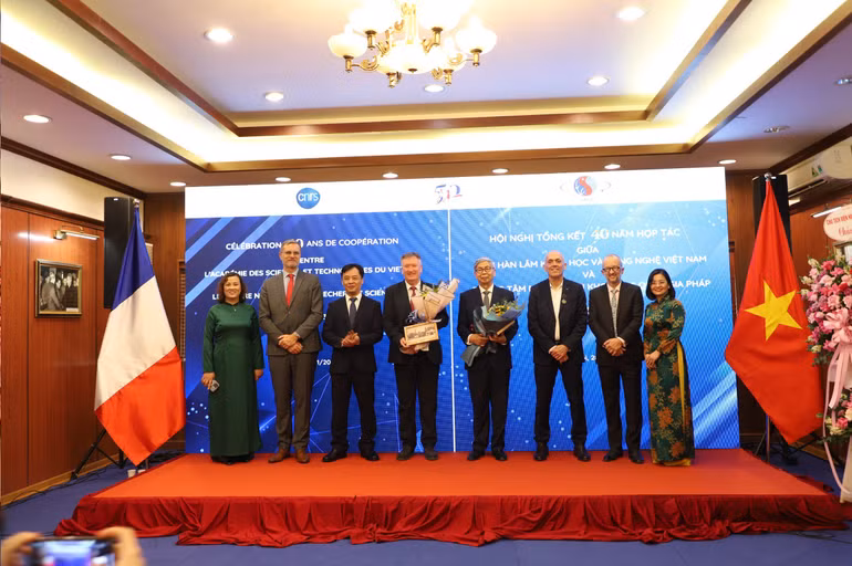 Lãnh đạo Viện Hàn lâm Khoa học và Công nghệ Việt Nam trao tặng Viện Hàn lâm Khoa học và Công nghệ Việt Nam trao tặng Kỷ niệm chương cho Giáo sư Antoine Petit.