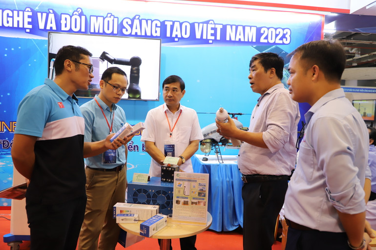 Các nhà khoa học giới thiệu pin nhiên liệu hydro. Các nhà khoa học giới thiệu pin nhiên liệu hydro.