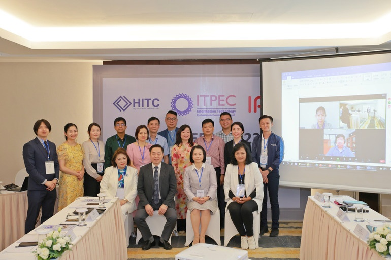 Các thành viên Hội đồng chung Chuyên môn về Sát hạch công nghệ thông tin khu vực.