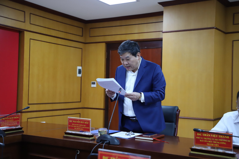 Đồng chí Nguyễn Duy Bắc đọc dự thảo báo cáo tại hội nghị. Đồng chí Nguyễn Duy Bắc đọc dự thảo báo cáo tại hội nghị.