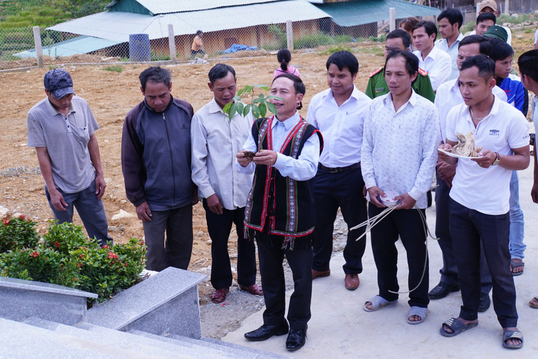 Đồng bào Xơ Đăng, xã Trà Linh, huyện Nam Trà My thực hiện nghi thức cúng thần sâm để tạ ơn đất trời.