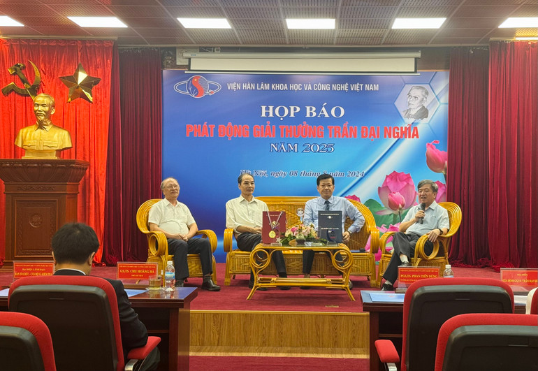 Các nhà khoa học đã từng được xét tặng Giải thưởng Trần Đại Nghĩa chia sẻ tại sự kiện.