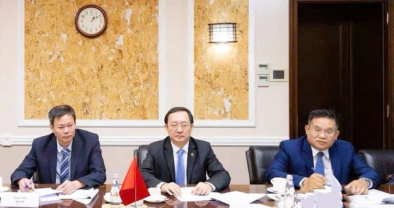 Bộ trưởng Khoa học và Công nghệ Huỳnh Thành Đạt ( ở giữa) phát biểu tại buổi làm việc.