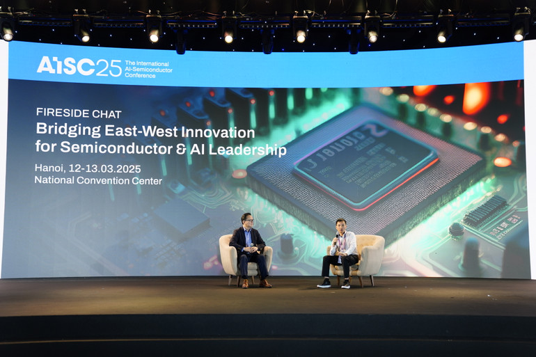 Chương trình giao lưu giữa Tiến sĩ Christopher Nguyễn và Tiến sĩ Lê Viết Quốc.