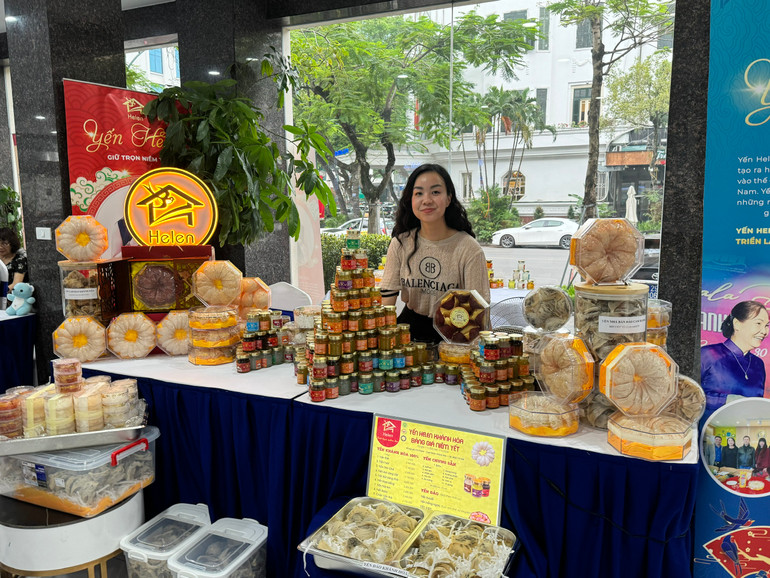 Sản phẩm yến sào trưng bày tại một triển lãm Sản phẩm yến sào trưng bày tại một triển lãm