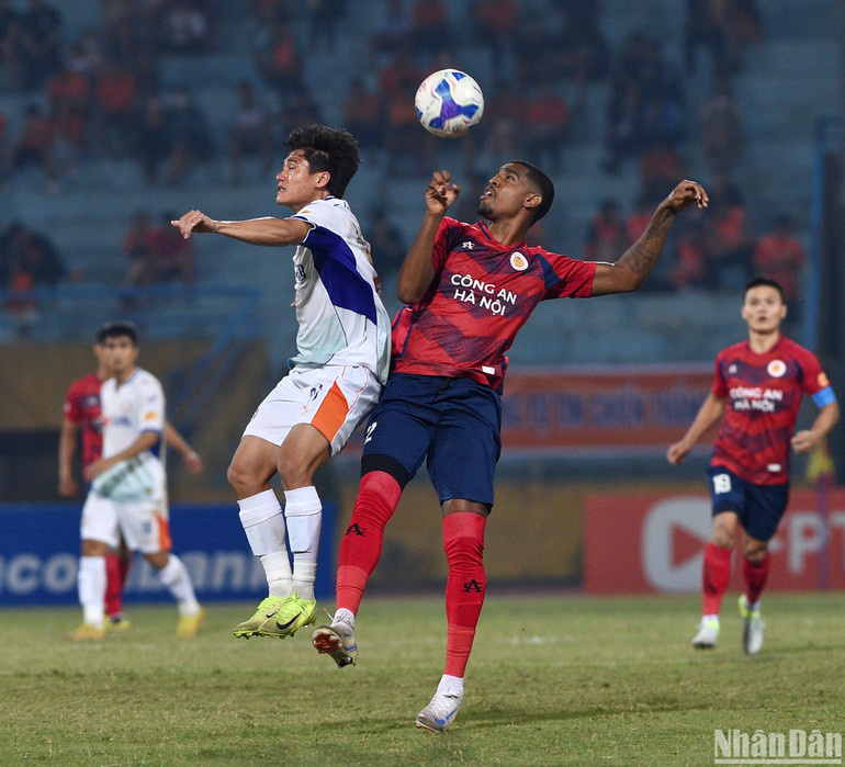 Tình huống tranh bóng bổng giữa cầu thủ Công an Hà Nội và Đà Nẵng. Tình huống tranh bóng bổng giữa cầu thủ Công an Hà Nội và Đà Nẵng.