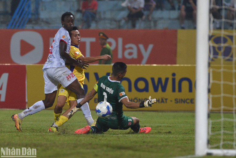 Văn Quyết giúp Hà Nội vươn lên dẫn trước 2-1. Văn Quyết giúp Hà Nội vươn lên dẫn trước 2-1.