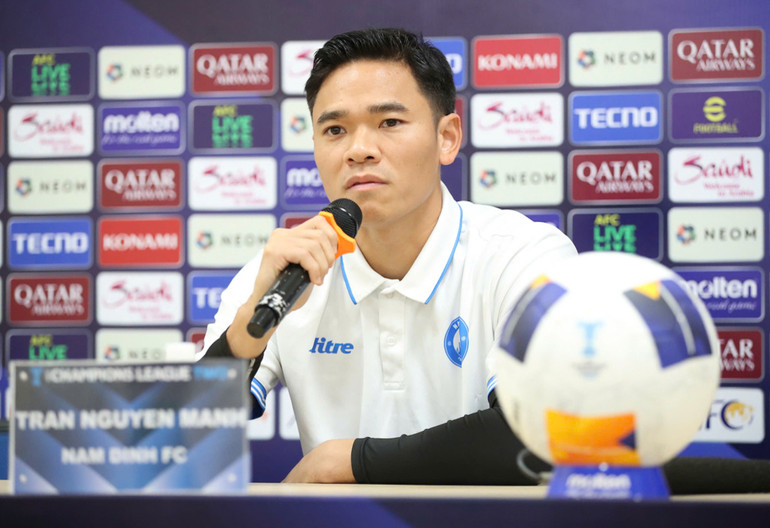 Thủ thành Nguyên Mạnh phát biểu tại buổi họp báo. (Ảnh: VFF)