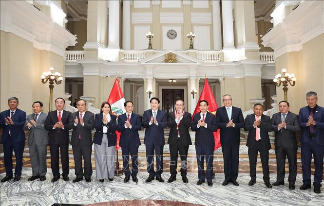 Chủ tịch nước Lương Cường và Chánh án Toà án Tối cao Peru Javier Arévalo Vela cùng các đại biểu chụp ảnh chung. (Ảnh: Lâm Khánh/TTXVN) Chủ tịch nước Lương Cường và Chánh án Toà án Tối cao Peru Javier Arévalo Vela cùng các đại biểu chụp ảnh chung. (Ảnh: Lâm Khánh/TTXVN)