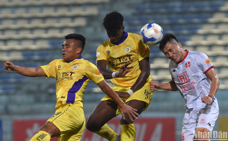 Cạnh tranh bóng quyết liệt giữa hai đội. Cạnh tranh bóng quyết liệt giữa hai đội.