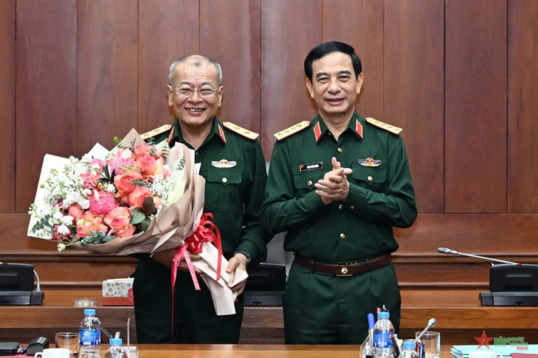 Đại tướng Phan Văn Giang tặng hoa chúc mừng Trung tướng Phạm Ngọc Hùng.