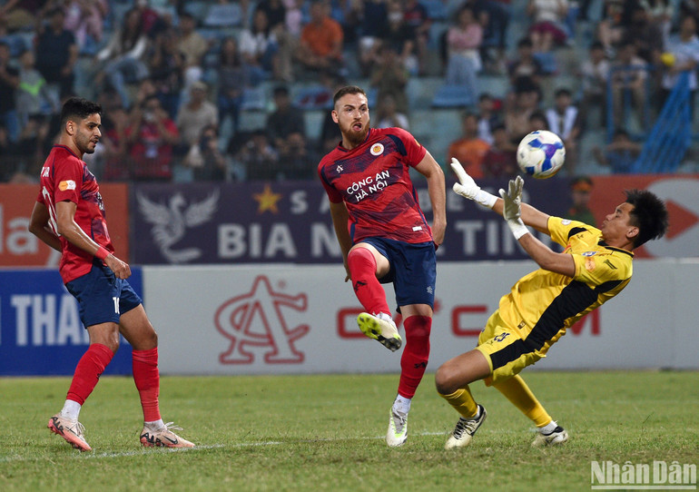 Các ngoại binh của Công an Hà Nội có màn thể hiện xuất sắc để giúp đội chủ nhà mang về 3 điểm quý giá trong cuộc đua V-League. Các ngoại binh của Công an Hà Nội có màn thể hiện xuất sắc để giúp đội chủ nhà mang về 3 điểm quý giá trong cuộc đua V-League.