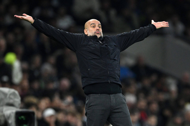 Pep phản ứng với trọng tài mỗi khi thấy các học trò bị phạm lỗi. (Ảnh: Getty)