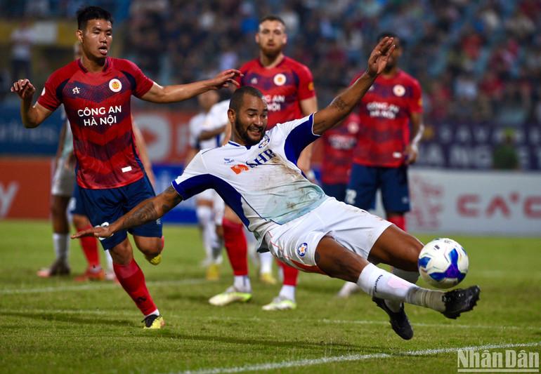 Hai đội giằng co căng thẳng trong 45 phút thi đấu đầu tiên. Hai đội giằng co căng thẳng trong 45 phút thi đấu đầu tiên.