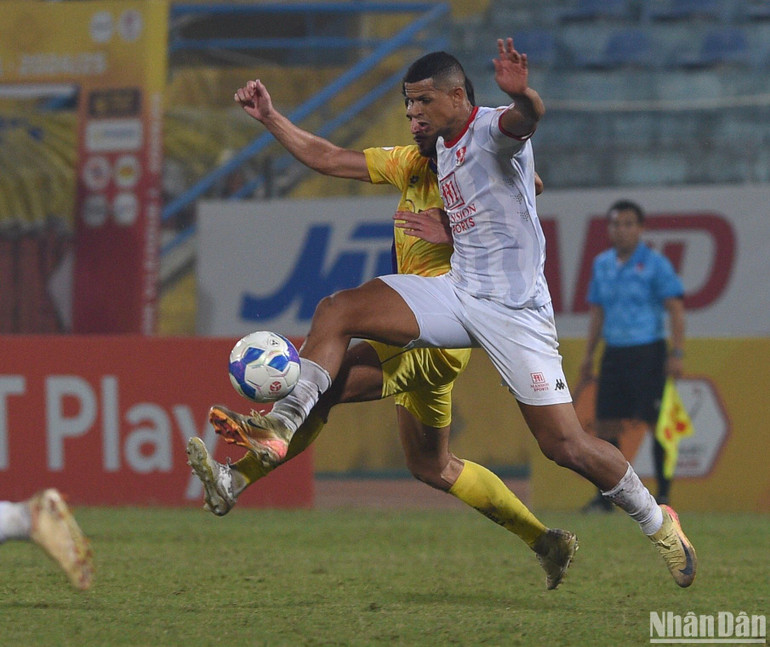 Lucao mở tỷ số cho Hải Phòng trên sân khách. Lucao mở tỷ số cho Hải Phòng trên sân khách.