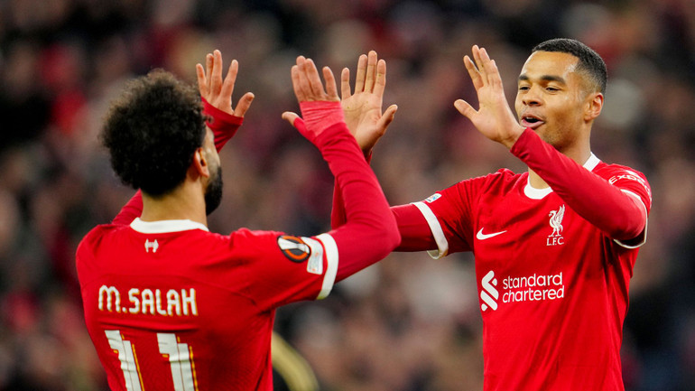 Salah kiến tạo cho Gakpo ghi bàn. (Ảnh: Getty)