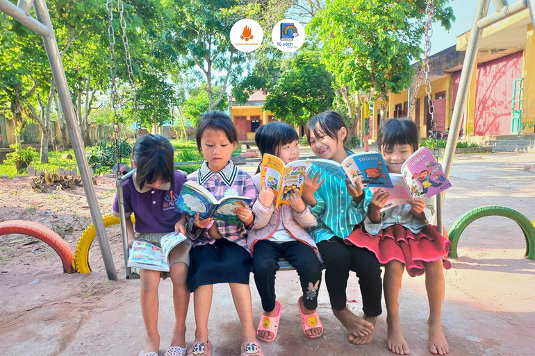 Các em được đọc sách truyện sau những giờ học trên lớp.