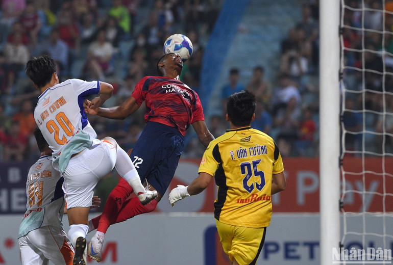 Ngoại binh Alan đánh đầu nâng tỷ số lên 2-0 cho Công an Hà Nội. Ngoại binh Alan đánh đầu nâng tỷ số lên 2-0 cho Công an Hà Nội.
