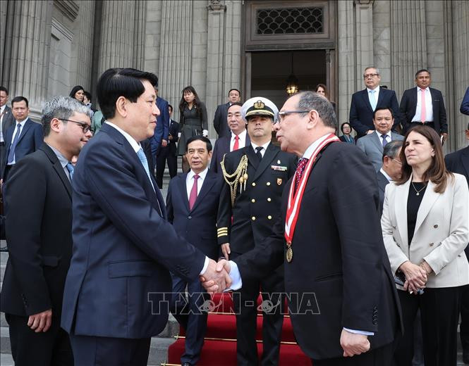 Chánh án Toà án Tối cao Peru Javier Arévalo Vela đón Chủ tịch nước Lương Cường. (Ảnh: Lâm Khánh/TTXVN) Chánh án Toà án Tối cao Peru Javier Arévalo Vela đón Chủ tịch nước Lương Cường. (Ảnh: Lâm Khánh/TTXVN)