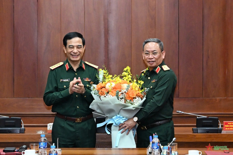 Đại tướng Phan Văn Giang tặng hoa chúc mừng Trung tướng Trần Công Chính.