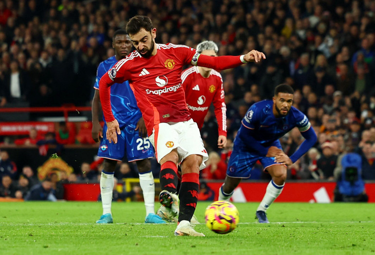 Bruno Fernandes mở tỷ số cho Manchester United trên chấm 11m. (Ảnh: Reuters) Bruno Fernandes mở tỷ số cho Manchester United trên chấm 11m. (Ảnh: Reuters)