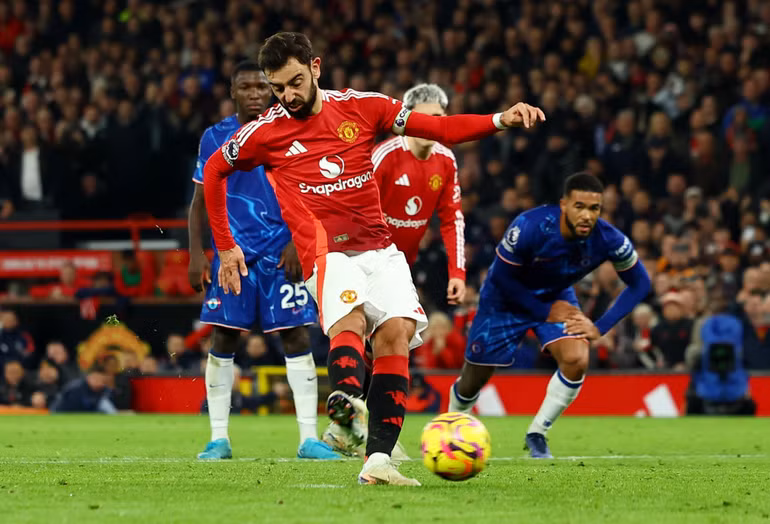 Bruno Fernandes mở tỷ số cho Manchester United trên chấm 11m. (Ảnh: Reuters) Bruno Fernandes mở tỷ số cho Manchester United trên chấm 11m. (Ảnh: Reuters)