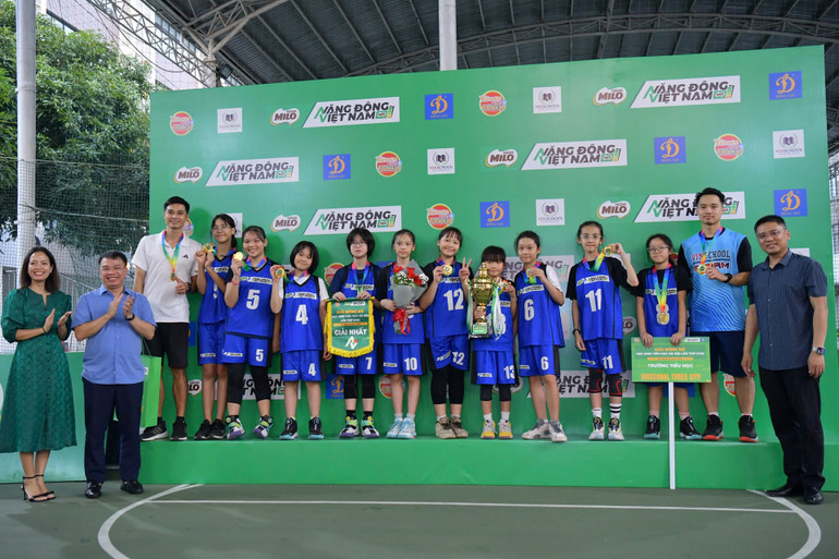 Đội nữ Trường tiểu học Vinschool Times City giành ngôi vô địch.