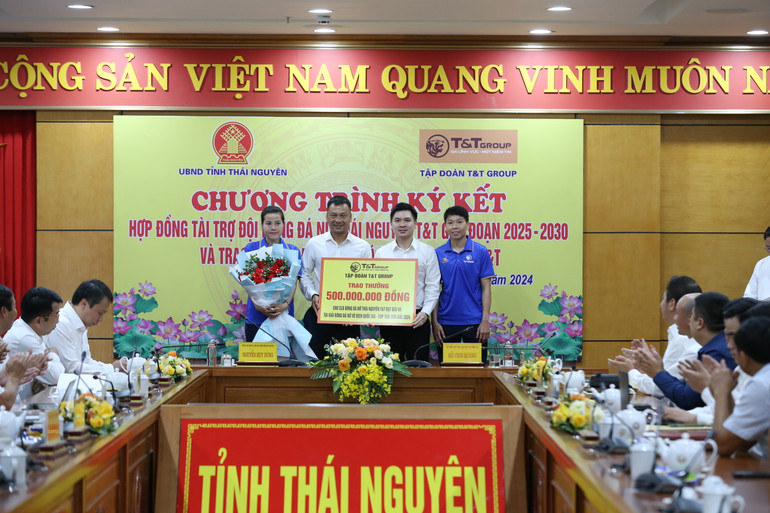 Tập đoàn T&T Group đã trao thưởng 500 triệu đồng cho câu lạc bộ bóng đá nữ Thái Nguyên.