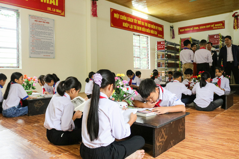 Những tủ sách mang lại tri thức cho các em học sinh.