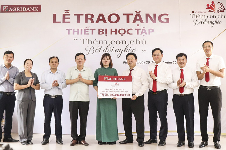 Agribank trao tặng những thiết bị học tập trị giá 100 triệu đồng cho trường THCS Phú Lộc (Phú Thọ).