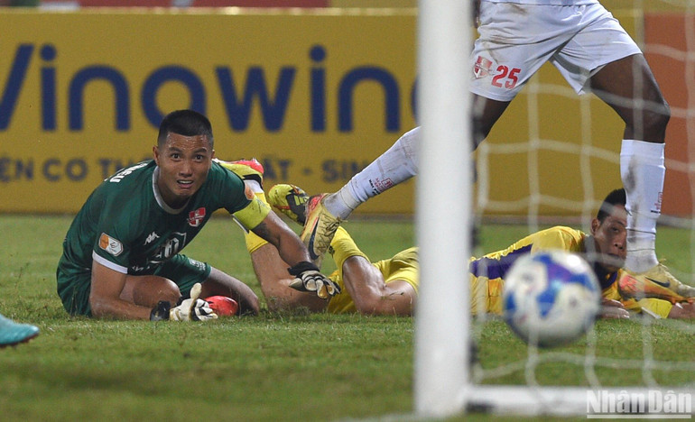 Thủ môn Đình Triệu bất lực nhìn bóng vào lưới, Hà Nội gỡ hòa 1-1. Thủ môn Đình Triệu bất lực nhìn bóng vào lưới, Hà Nội gỡ hòa 1-1.