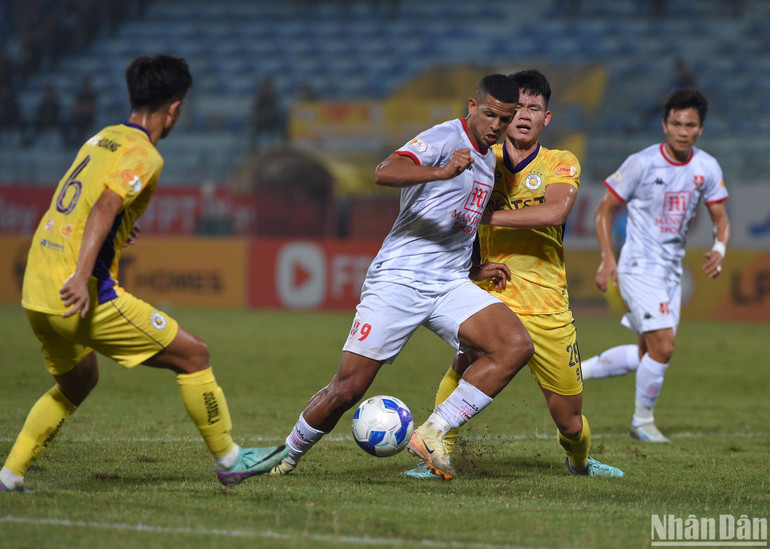 Cú đúp của Lucao khiến trận đấu trở về vạch xuất phát. Cú đúp của Lucao khiến trận đấu trở về vạch xuất phát.