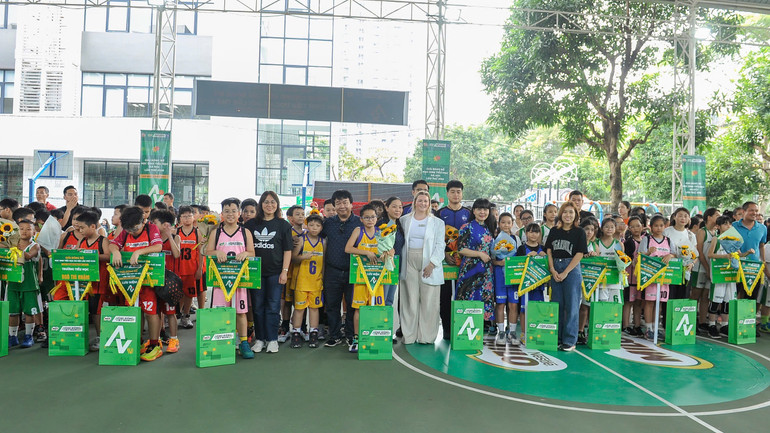 Ban tổ chức cùng các vận động viên tại Lễ khai mạc giải đấu.