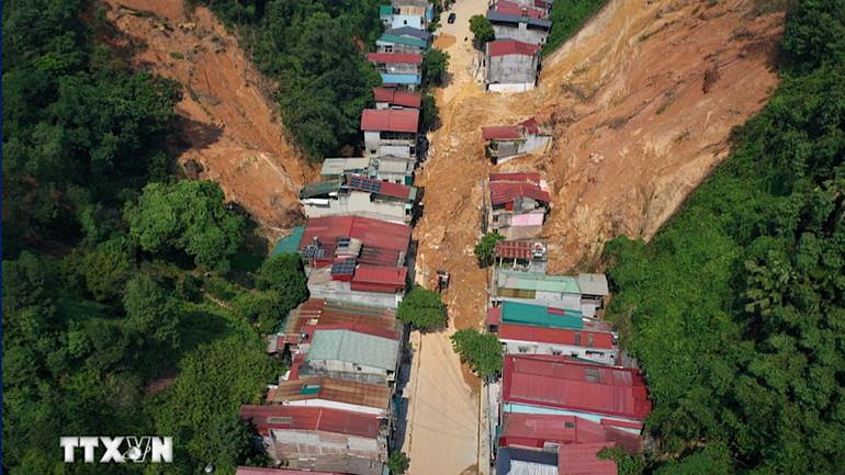 Thời tiết sẽ còn diễn biến phức tạp, nhiều quả đồi trong khu vực thành phố Yên Bái đã xuất hiện những vết nứt lớn, kéo dài, nguy cơ sạt lở đất vẫn ở mức rất lớn. (Ảnh: TTXVN) Thời tiết sẽ còn diễn biến phức tạp, nhiều quả đồi trong khu vực thành phố Yên Bái đã xuất hiện những vết nứt lớn, kéo dài, nguy cơ sạt lở đất vẫn ở mức rất lớn. (Ảnh: TTXVN)